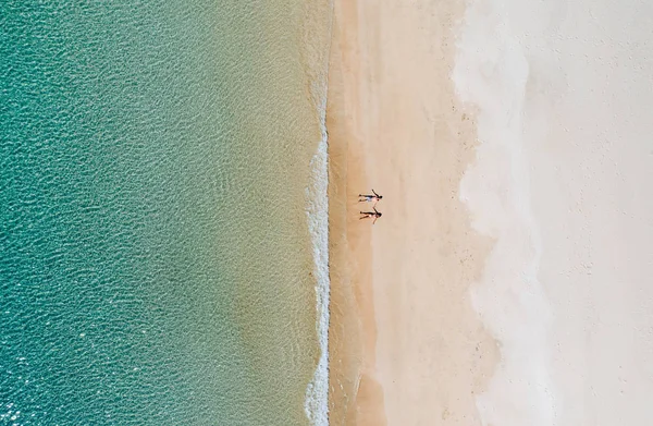Ζευγάρι που απολαμβάνει το χρόνο μπροστά από την παραλία στο Πορτς. Έννοια ΑΒ — Φωτογραφία Αρχείου