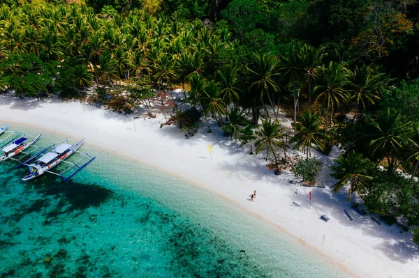 Njuter av tiden på stranden. Människor som går på den vita sanden — Stockfoto