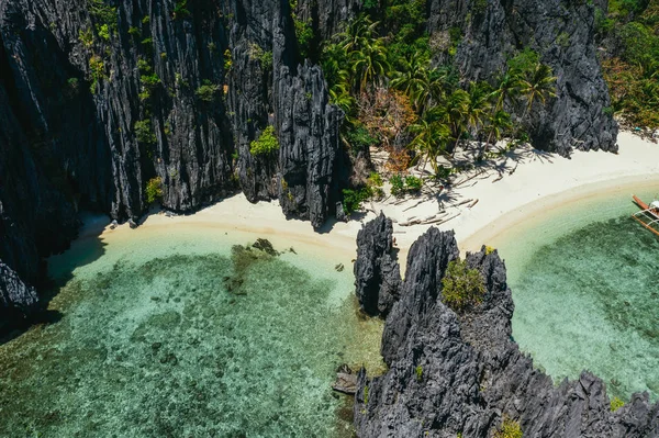 Pequeña laguna en El Nido. La gente caminando sobre la arena blanca, con — Foto de Stock