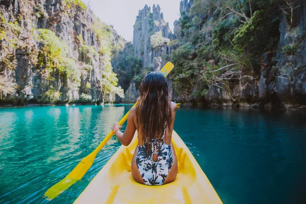 ผู้หญิงสวยเพลิดเพลินกับช่วงเวลาที่ทะเลสาบคอร์น ฟิลิปปินส์ — ภาพถ่ายสต็อก