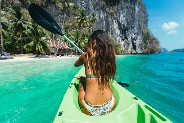 Hermosa mujer disfrutar del tiempo en la laguna de Coron, Filipinas —  Fotos de Stock