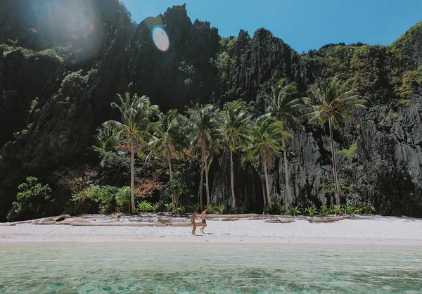 Profiter du temps à la plage. Les gens marchent sur le sable blanc — Photo