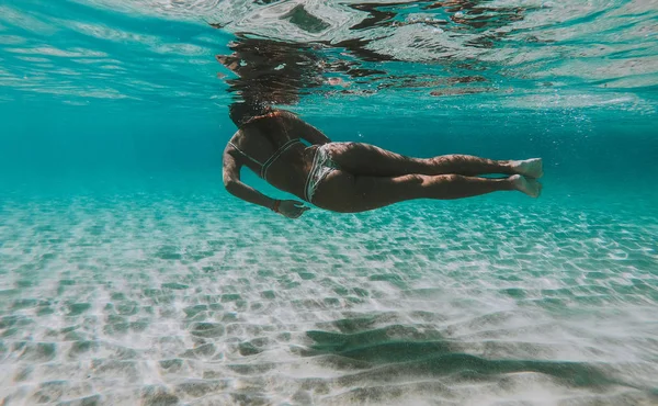 Frau schwimmt unter Wasser. Konzept über Urlaub und Natur. s — Stockfoto