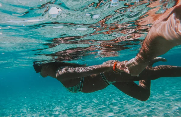 Paar genießt die Zeit vor dem Strand in Coron. Konzept ab — Stockfoto