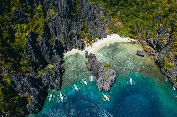 Mała Laguna w El Nido. Ludzie chodzą na białym piasku, z — Zdjęcie stockowe