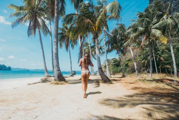 Beautiful woman enjoy the time at the lagoon in Coron, philippin — Stock Photo, Image