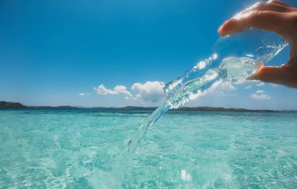 Crystal azure water in the philippines. pouring salty water from — Stock Photo, Image