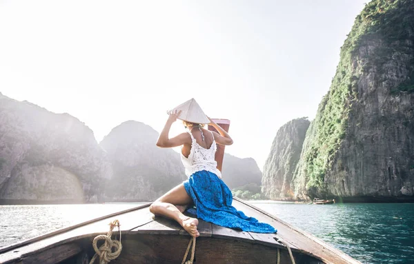 Mulher bonita fazendo uma excursão para phi phi ilha em Thailan — Fotografia de Stock