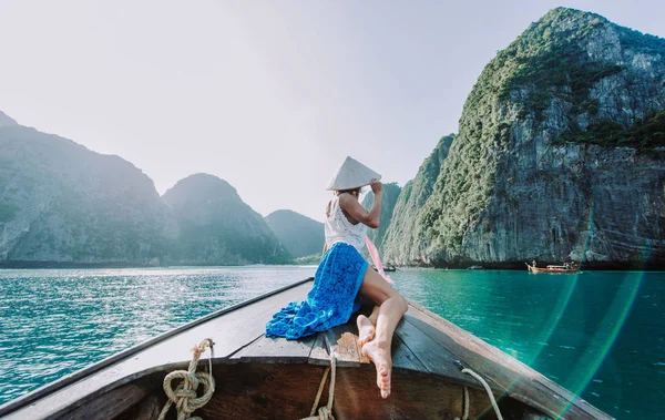 Beautiful woman making an excursion to phi phi island in Thailan — Stock Photo, Image