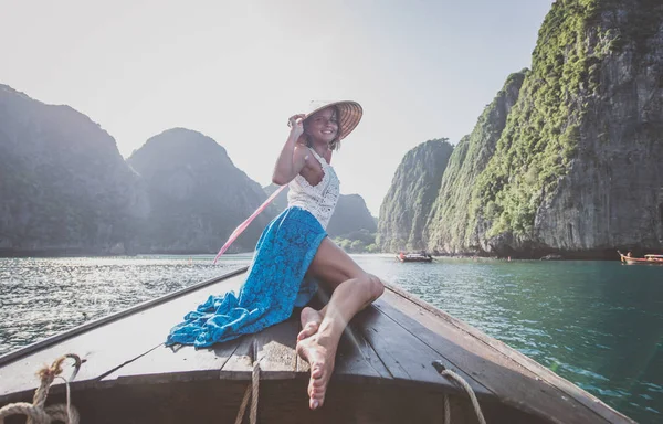 Gyönyörű nő, hogy egy kirándulás Phi Phi sziget Thailan — Stock Fotó