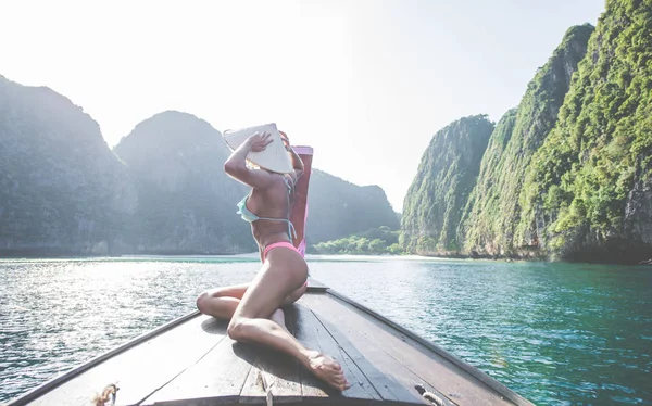 Krásná žena, co dělá výlet k Phi Phi Island a Maya b — Stock fotografie