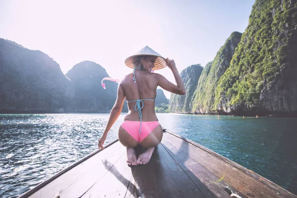 Beautiful woman making an excursion to phi phi island and maya b — Stock Photo, Image