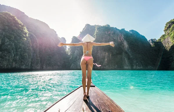 Mulher bonita fazendo uma excursão para phi phi ilha e maya b — Fotografia de Stock