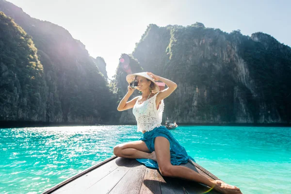 Beautiful woman making an excursion to phi phi island and maya b — Stock Photo, Image