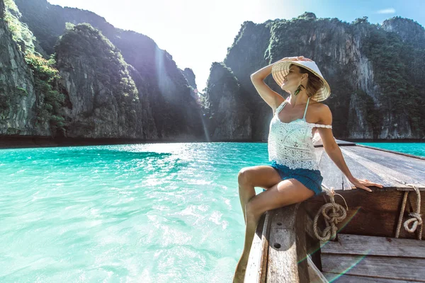 Hermosa mujer haciendo una excursión a la isla phi phi y maya b —  Fotos de Stock