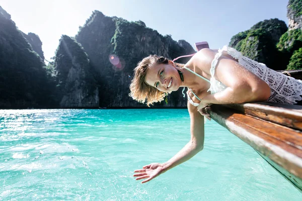 Beautiful woman making an excursion to phi phi island and maya b — Stock Photo, Image