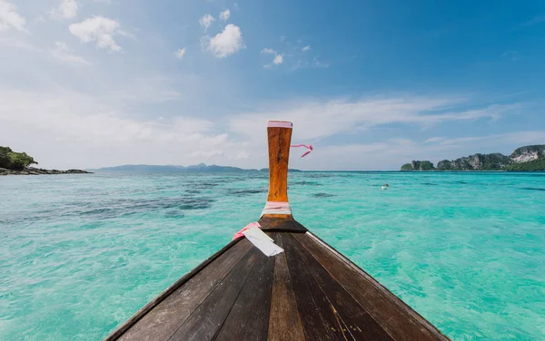 Long tail boat front with beautiful clear sea of thailand — Stock Photo, Image