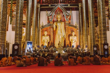 Wat chedi luang, bir tapınağın içinde dua eden keşişler
