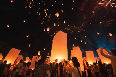 Loy krathong festivali, yüzen fener ile Tay yeni yıl partisi