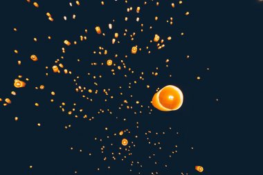 Loy krathong festivali, yüzen fener ile Tay yeni yıl partisi