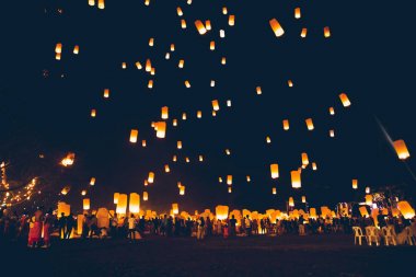 Loy krathong festivali, yüzen fener ile Tay yeni yıl partisi