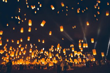 Loy krathong festivali, gece gökyüzünde yüzen fenerler serbest tayland yeni yıl partisi