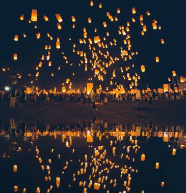 Loy krathong festivali, gece gökyüzünde yüzen fenerler serbest tayland yeni yıl partisi