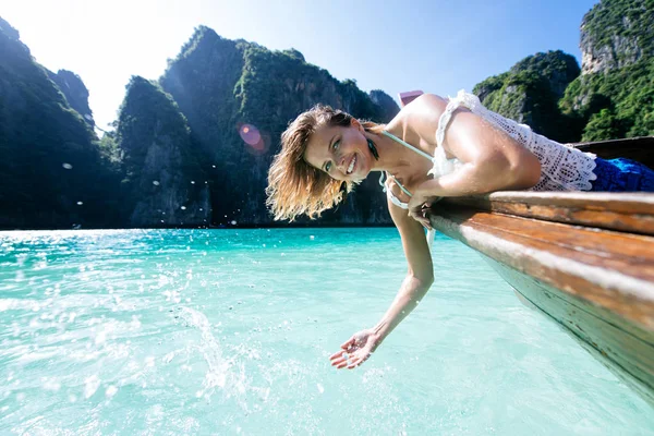 Beautiful woman making an excursion to phi phi island and maya b — Stock Photo, Image