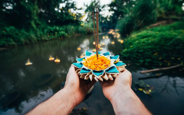 Loy krathong festival, thailändische Neujahrsparty mit schwimmenden Eimern — Stockfoto