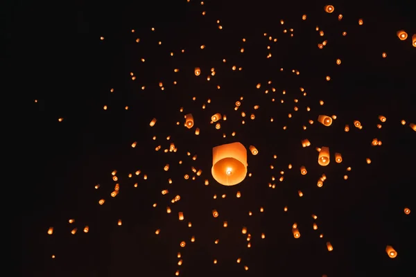 Festival Loy krathong, fiesta tailandesa de año nuevo con linterna flotante —  Fotos de Stock