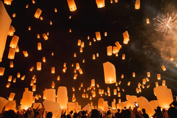 Festival Loy krathong, fiesta tailandesa de año nuevo con linterna flotante — Foto de Stock