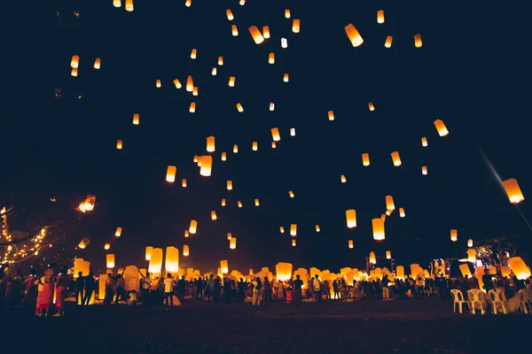 Loy krathong festival, thai new year party with floating lantern — Stock Photo, Image