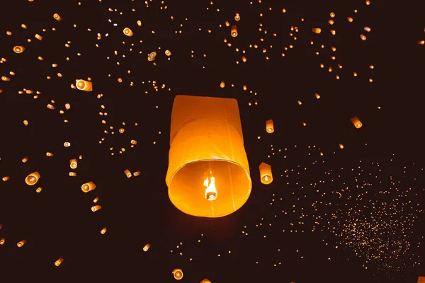 Loy krathong festival, festa de ano novo tailandês com lanterna flutuante — Fotografia de Stock