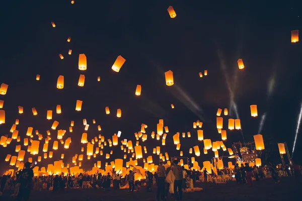 Festival Loy krathong, fiesta tailandesa de año nuevo con linterna flotante —  Fotos de Stock