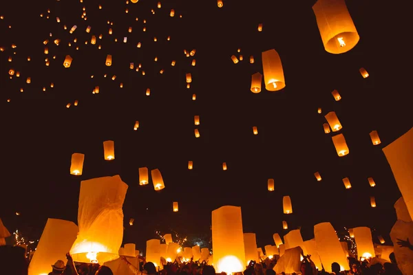 Loy krathong festival, festa de ano novo tailandês com lanterna flutuante — Fotografia de Stock