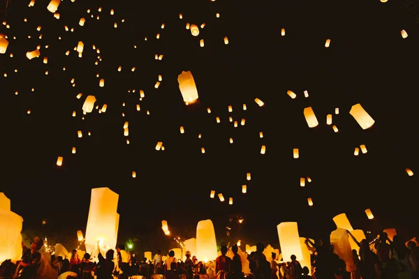 Loy krathong festival, festa de ano novo tailandês com lanterna flutuante — Fotografia de Stock