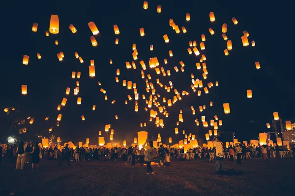 Festival Loy krathong, fiesta tailandesa de año nuevo con linterna flotante —  Fotos de Stock