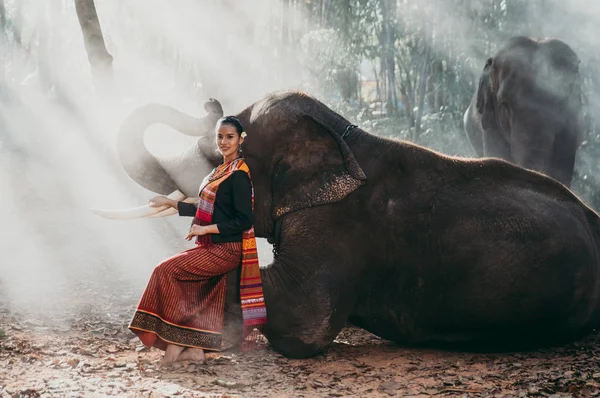Mooie Thaise vrouw tijd doorbrengen met de olifant in de Jung — Stockfoto