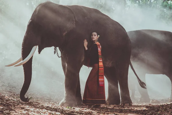 Belle femme thai passer du temps avec l'éléphant dans la jung — Photo