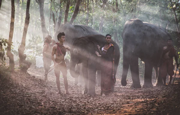 Pastores tailandeses na selva com elefantes. Estilo de vida histórico — Fotografia de Stock