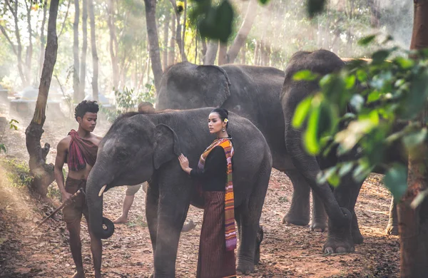 Thailändska herdar i djungeln med elefanter. Historisk livsstil — Stockfoto