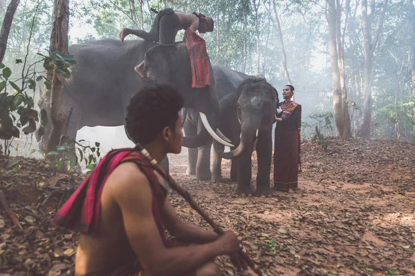 Pastores tailandeses na selva com elefantes. Estilo de vida histórico — Fotografia de Stock