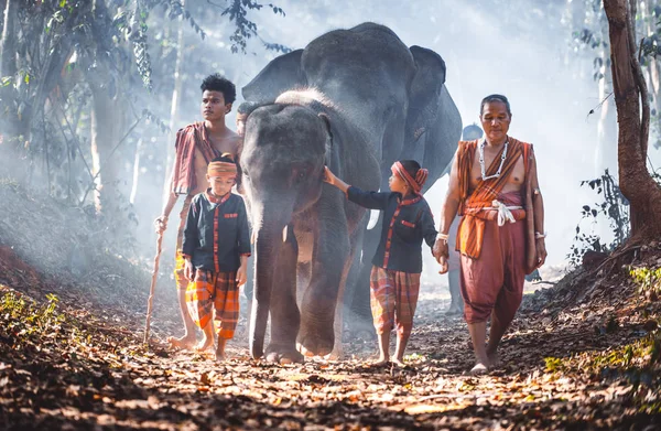 El hombre y los niños van en la selva con el elefante, la vitalidad — Foto de Stock