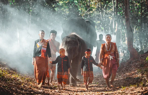 Uomo e bambini che vanno nella giungla con l'elefante, stile di vita — Foto Stock