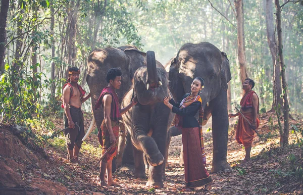 Grupo de pastores tailandeses en la selva con elefantes. Histórico — Foto de Stock