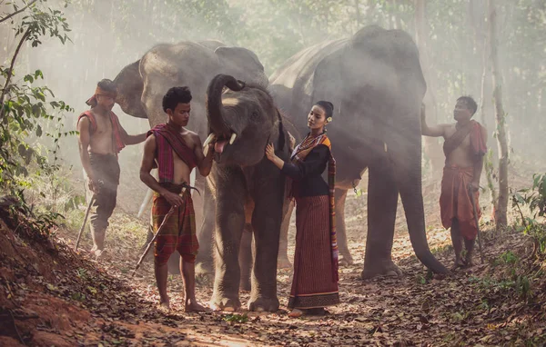 Grupo de pastores tailandeses en la selva con elefantes. Histórico — Foto de Stock