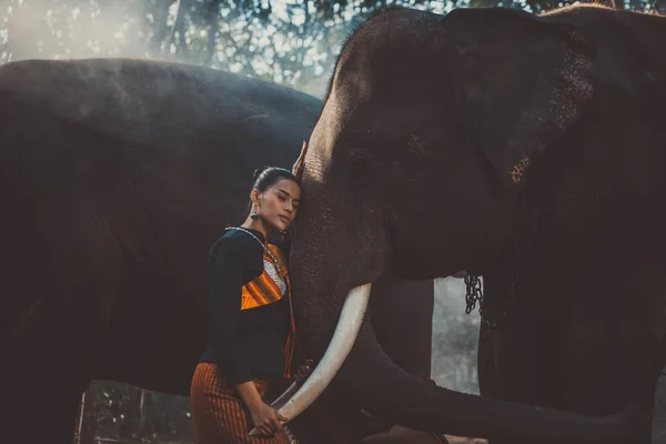 Beautiful thai woman spending time with the elephant in the jung — Stock Photo, Image