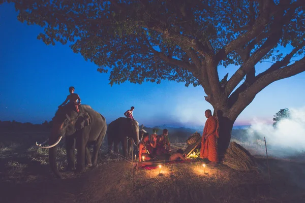 Rahipler ile kırsal Tay arıtma ritüeli — Stok fotoğraf