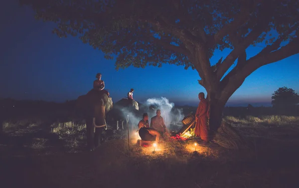 Rahipler ile kırsal Tay arıtma ritüeli — Stok fotoğraf