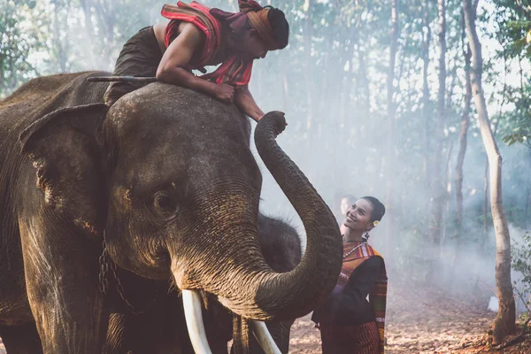 Pastori tailandesi nella giungla con elefanti. Stile di vita storico — Foto Stock